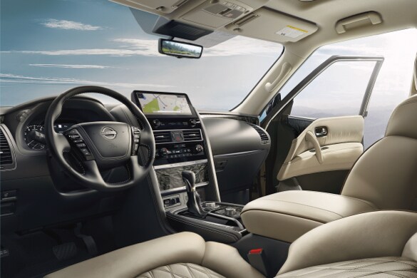 Vista del interior del Nissan Armada 2023 muestra el tablero premium