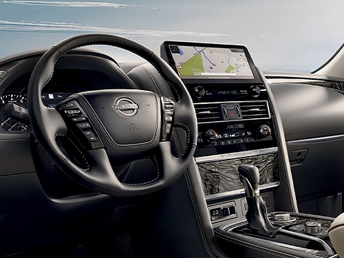 Vista del conductor del Nissan Armada 2024 mostrando la pantalla panorámica, los indicadores y el volante