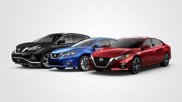 Nissan Sentra, Nissan Murano y Nissan Altima estacionados lado a lado