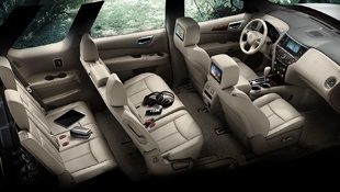 Vista aérea del Nissan Pathfinder Hybrid SUV con capacidad para 7 pasajeros