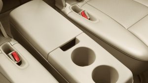La Nissan Quest 2016 presenta consola en la segunda fila