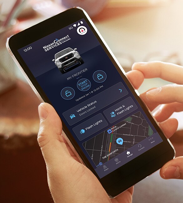Teléfono inteligente con la app de Nissanconnect abierta en la Nissan Frontier 2022.