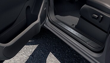 Interior de la Nissan Frontier 2022 con protección interior contra rayaduras en los bordes de las puertas.