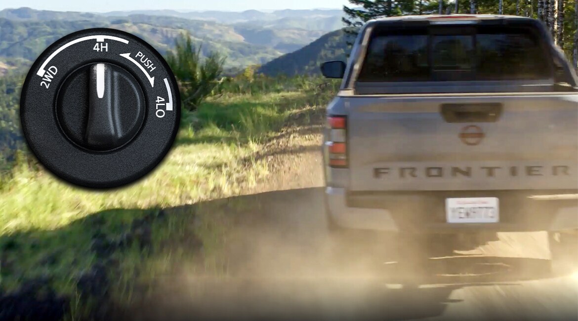 La Nissan Frontier 2022 embarrada en las montañas con una imagen integrada de una perilla de control para las 4 ruedas.