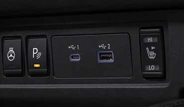 Puertos USB-A y USB-C de la Nissan Frontier 2023.