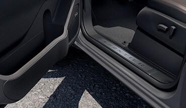 Interior de la Nissan Frontier 2023 con protección interior contra rayaduras en los bordes de las puertas.
