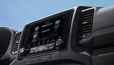 Consola delantera y pantalla táctil de la Nissan Frontier 2023.