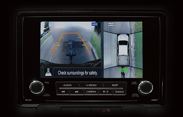 Pantalla táctil de la Nissan Frontier 2023 destacando los ángulos de las cámaras del monitor Around View de visión periférica.