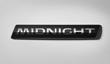 Exclusivas insignias exteriores de la Nissan Frontier Midnight Edition 2023.