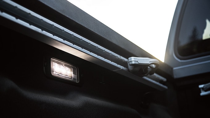 Vista detallada de la iluminación de la caja de la Nissan Frontier 2024