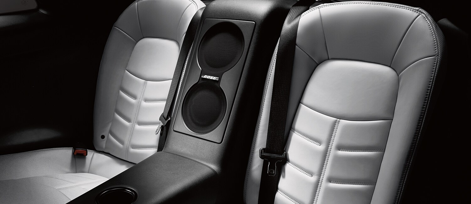 Nissan GT-R 2021 mostrando asientos traseros en piel gris con bocinas Bose entre ellos