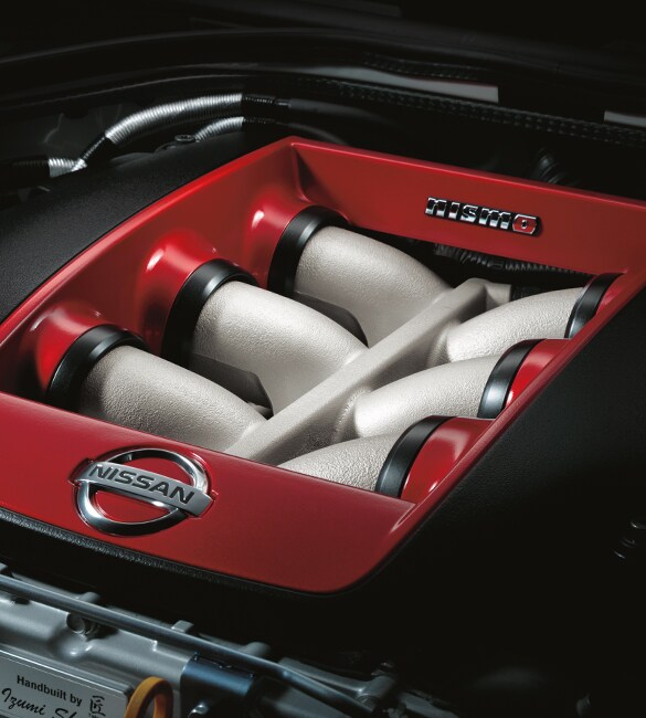 Acercamiento del motor con emblemas NISMO del Nissan GT-R 2021
