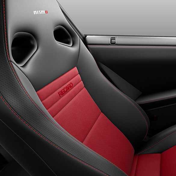 Asiento del conductor NISMO Recaro rojo y negro del Nissan GT-R 2021