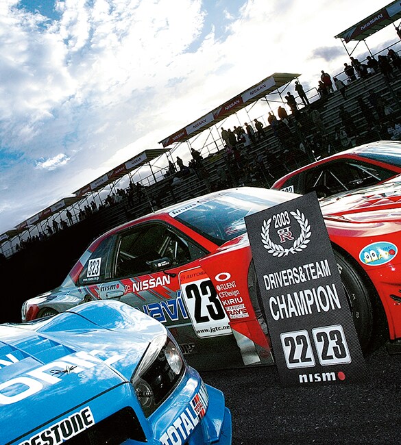 Sección trasera del Nissan GT-R NISMO 2021 en un circuito de carreras
