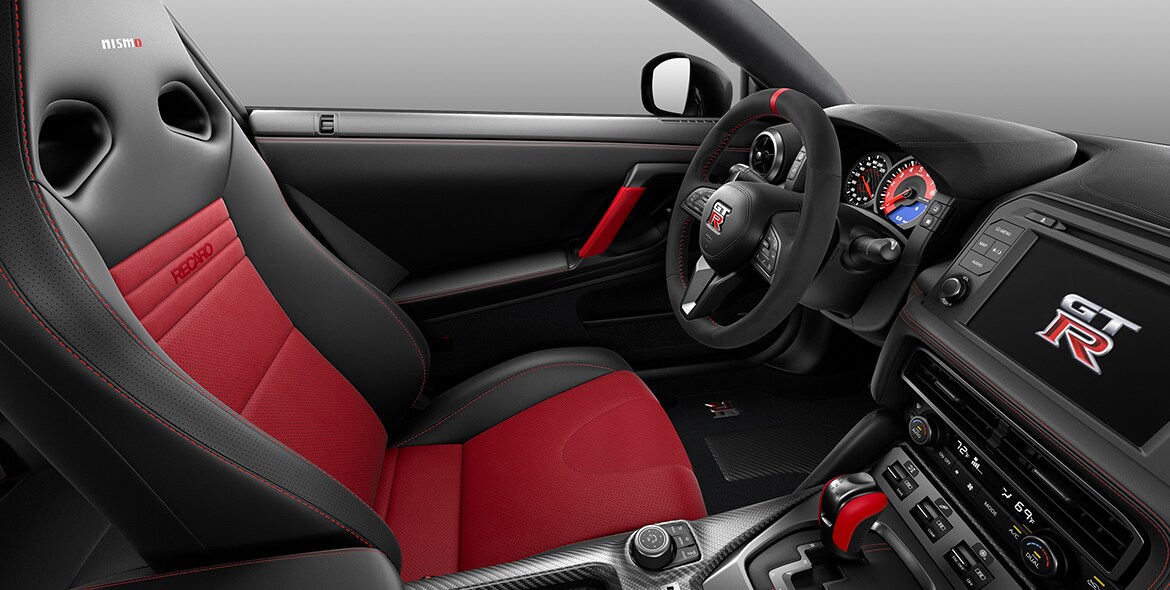 Asiento delantero NISMO Recaro rojo y negro de piel con insertos de gamuza sintética del Nissan GT-R 2021