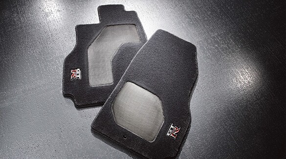 Tapetes deportivos premium con insertos de fibra de carbono (juego de 2 piezas) del Nissan GT-R 2023.