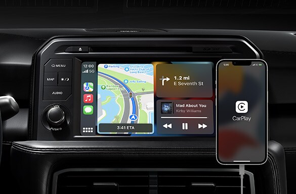 Detalle del Nissan GT-R 2023 con Apple CarPlay mostrando los mapas.