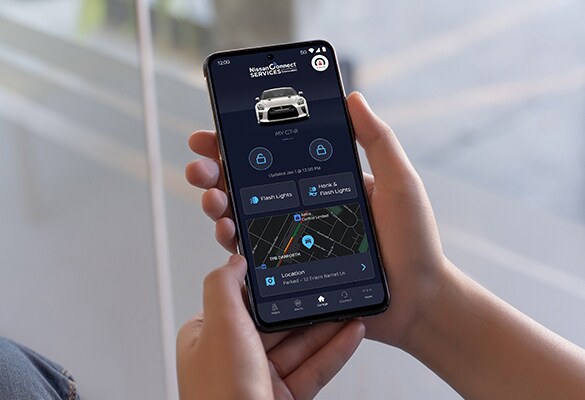 Detalle del teléfono mostrando la app de Servicios NissanConnect del Nissan GT-R 2023.