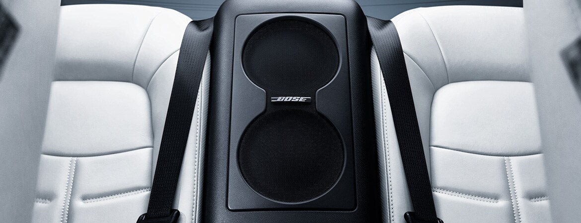 Vista interior de los asientos traseros mostrando las bocinas del sistema de audio premium Bose del Nissan GT-R 2023.
