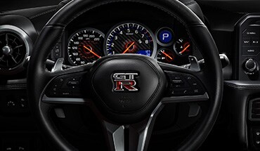 Detalle del volante forrado en piel y calefactado del Nissan GT-R 2023.
