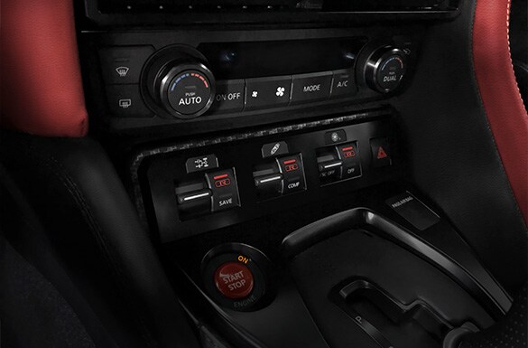 Detalle de los mandos de ventilación con biseles de aluminio del Nissan GT-R 2023.