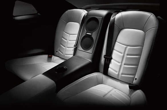 Vista interior de los asientos traseros con bocinas del Nissan GT-R 2023.