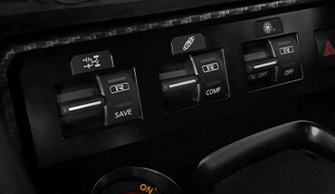 Nissan GT-R 2023 mostrando el interruptor de 3 modos en modo GT-R Normal.