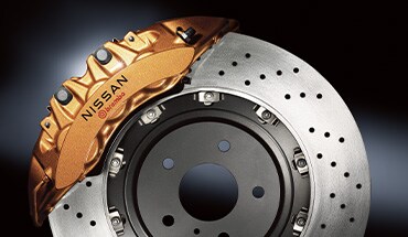 Acercamiento de las mordazas de una pieza para los frenos de disco del 2023 Nissan GT-R.