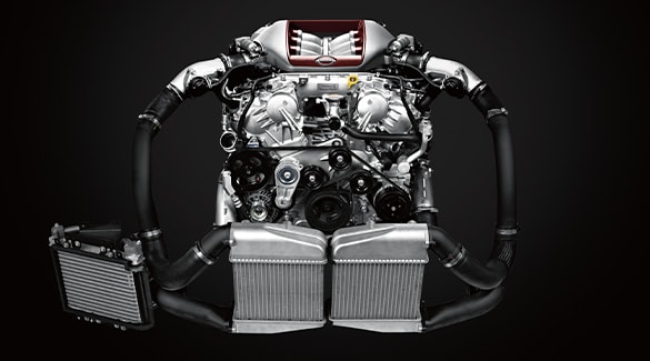 Acercamiento del motor V6 con dos turbocargadores del Nissan GT-R 2023