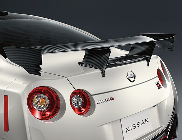 Nissan GT-R NISMO 2023 mostrando el spoiler negro trasero.