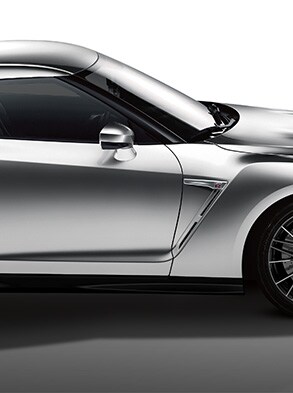 Vista lateral del Nissan GT-R 2023 con el exclusivo color Super Silver QuadCoat.