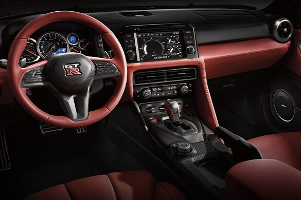 Vista interior del panel de instrumentos inspirados en la cabina de los autos de carrera del Nissan GT-R 2023.