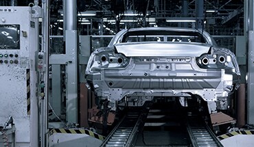 Carrocería del Nissan GT-R NISMO 2023 en construcción.