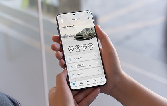 Detalle del teléfono mostrando la app de Servicios NissanConnect del Nissan GT-R 2024.