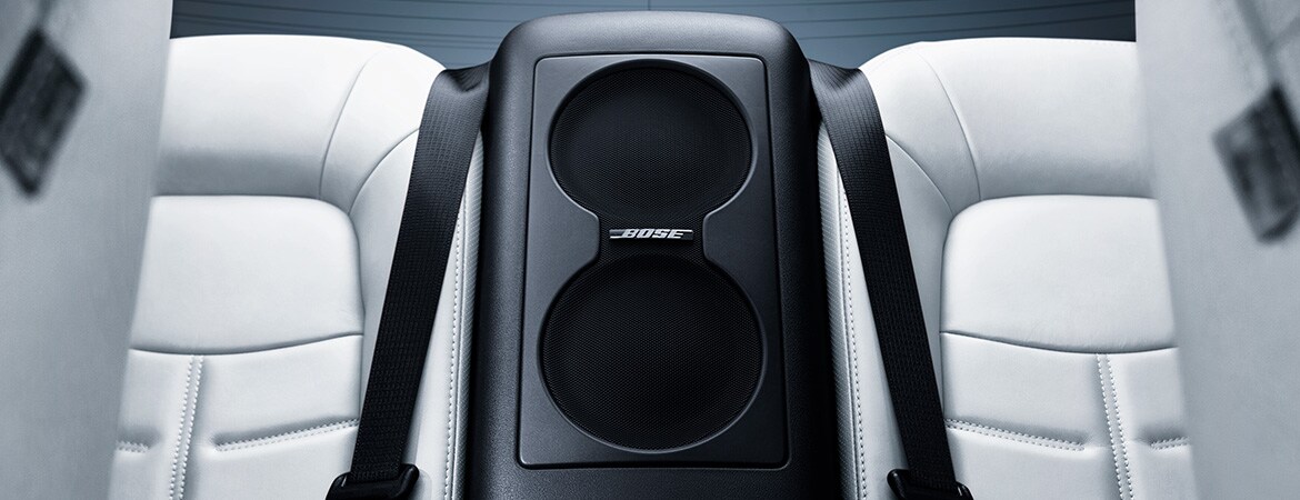 Vista interior de los asientos traseros mostrando las bocinas del sistema de audio premium Bose del Nissan GT-R 2024.