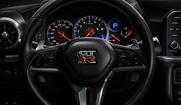 Detalle del volante forrado en piel y calefactado del Nissan GT-R 2024.
