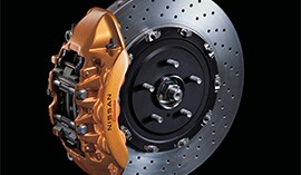 Acercamiento de las mordazas de una pieza para los frenos de disco del 2024 Nissan GT-R.