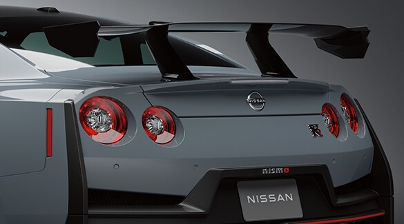 Nissan GT-R NISMO 2024 mostrando el spoiler negro trasero.
