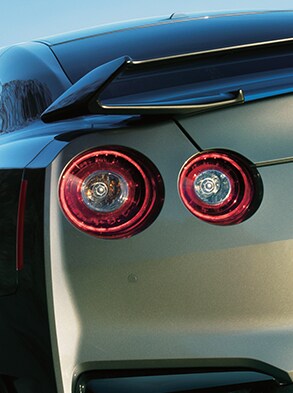 Detalle de las icónicas luces traseras del Nissan GT-R 2024.