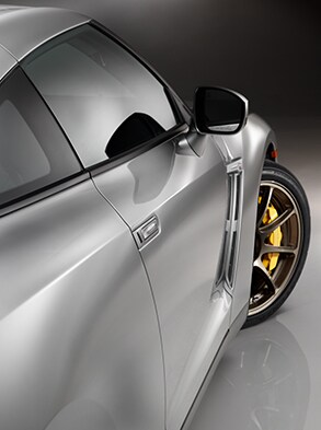 Vista lateral del Nissan GT-R 2024 con el exclusivo color Super Silver QuadCoat.
