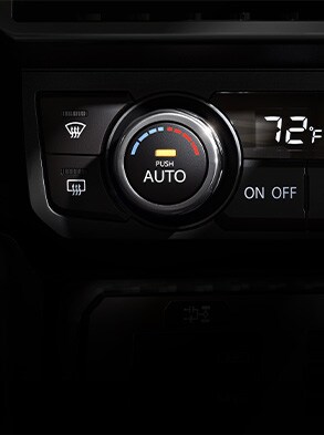 Panel de control del climatizador del Nissan GT-R 2024 con biseles de aluminio grabado.