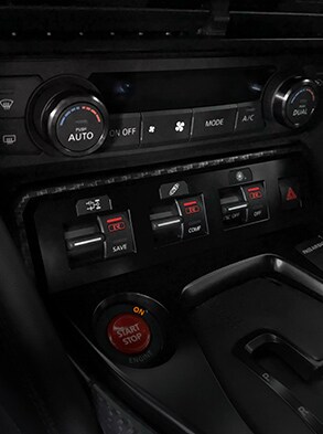 Panel del Nissan GT-R 2024 con interruptores de configuración.