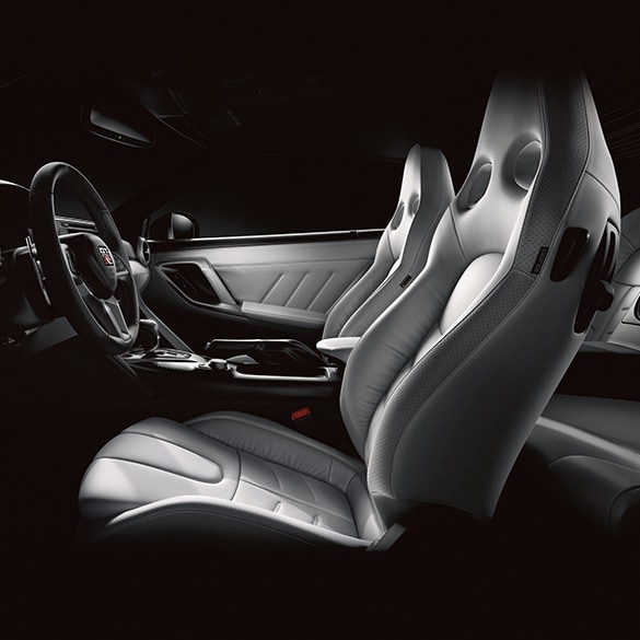 Vista del interior de los asientos delanteros con detalles de alta calidad del Nissan GT-R 2024.