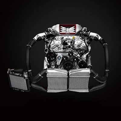 Acercamiento del motor V6 con dos turbocargadores del Nissan GT-R 2024
