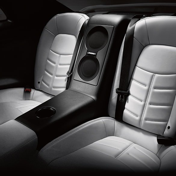 Interior del Nissan GT-R 2024 muestra los asientos y las bocinas para el sistema de audio premium Bose.