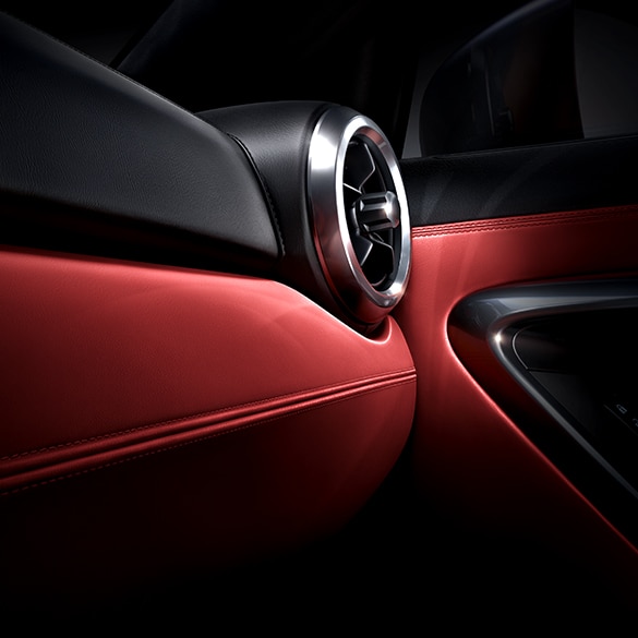 Vista del interior del Nissan GT-R 2024 con el tablero forrado en piel de Napa.