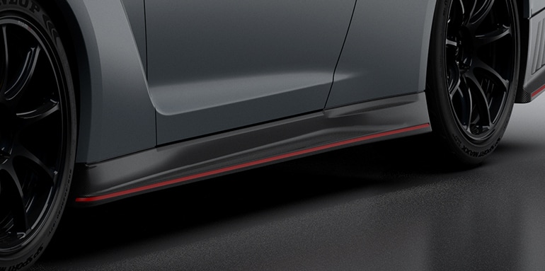 Vista detallada del Nissan GT-R NISMO 2024 con los estribos laterales de fibra de carbono.
