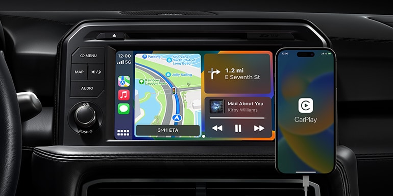 Detalle del Nissan GT-R 2024 con Apple CarPlay mostrando los mapas.
