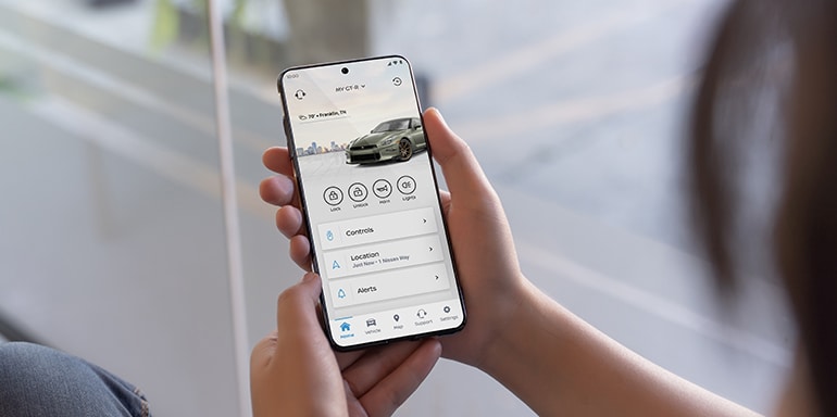 Detalle del teléfono mostrando la app de Servicios NissanConnect del Nissan GT-R 2024.