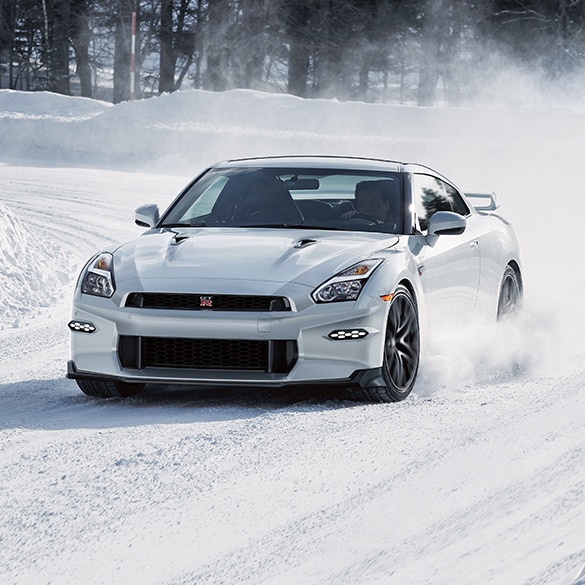 Nissan GT-R 2024 tomando una curva en la nieve.
